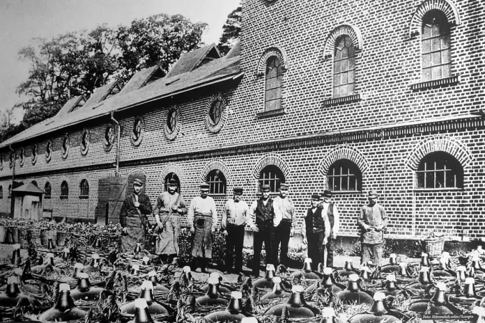 Alfred Nobel's operations in Vinterviken, the sulfuric acid factory. Year 1900. Photo: Public domain.