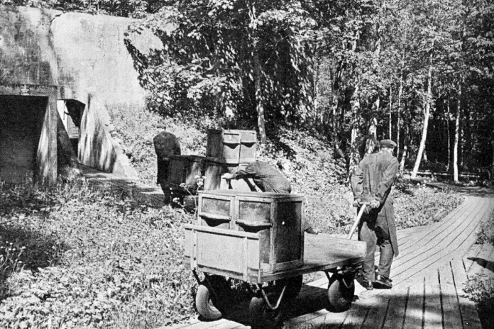 Explosive is being transported on a wagon at the factory of Nitroglycerinaktiebolaget. Photo: Inge-Gerd Bergdahl (Public domain)