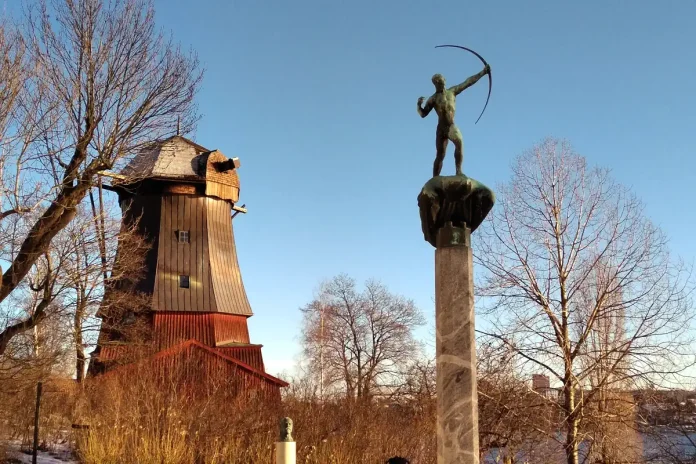 Waldemarsudde's oil mill from 1784, and "The Archer" by Carl Milles. © StockholmMuseum.com